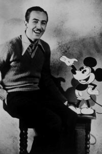 Photo noir et blanc de Walt Disney avec Mickey